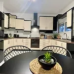 Victoria's Spacious Apartamento
