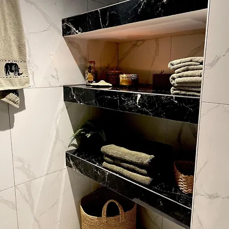 Victoria's Spacious * Rhodes City